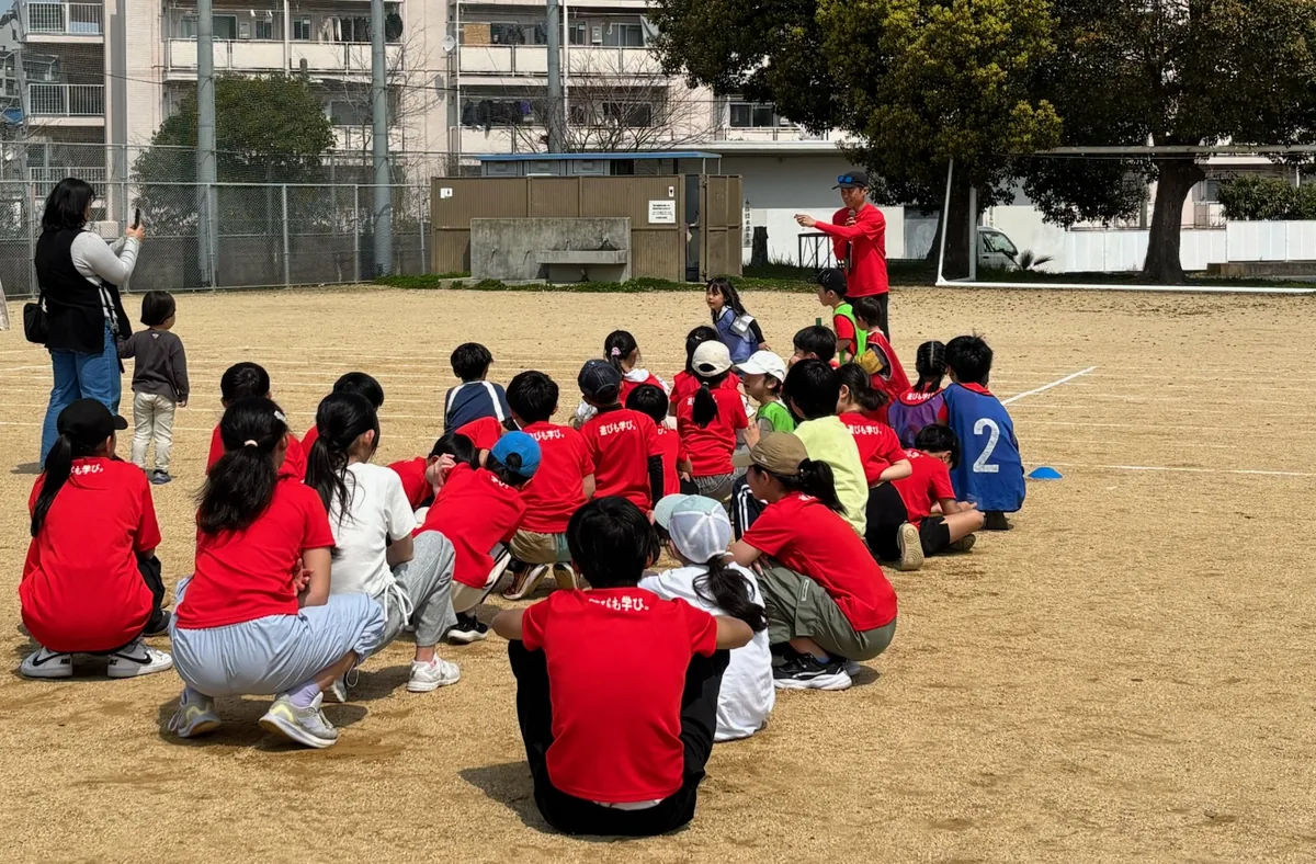 親子大運動会で、輪になって座る子どもたち