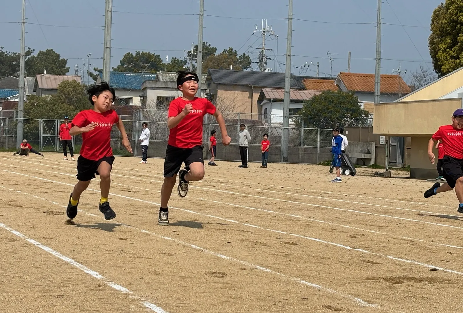 ゴールに向かって走る子どもたち
