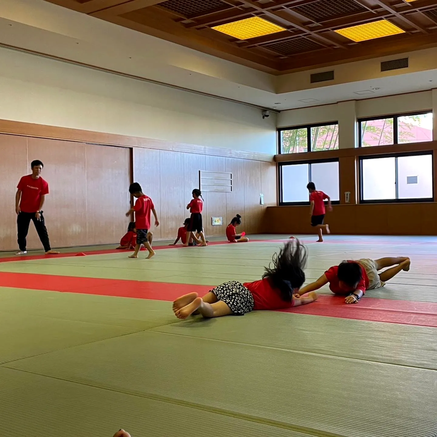 マットの上でころがる遊びをする子どもたち